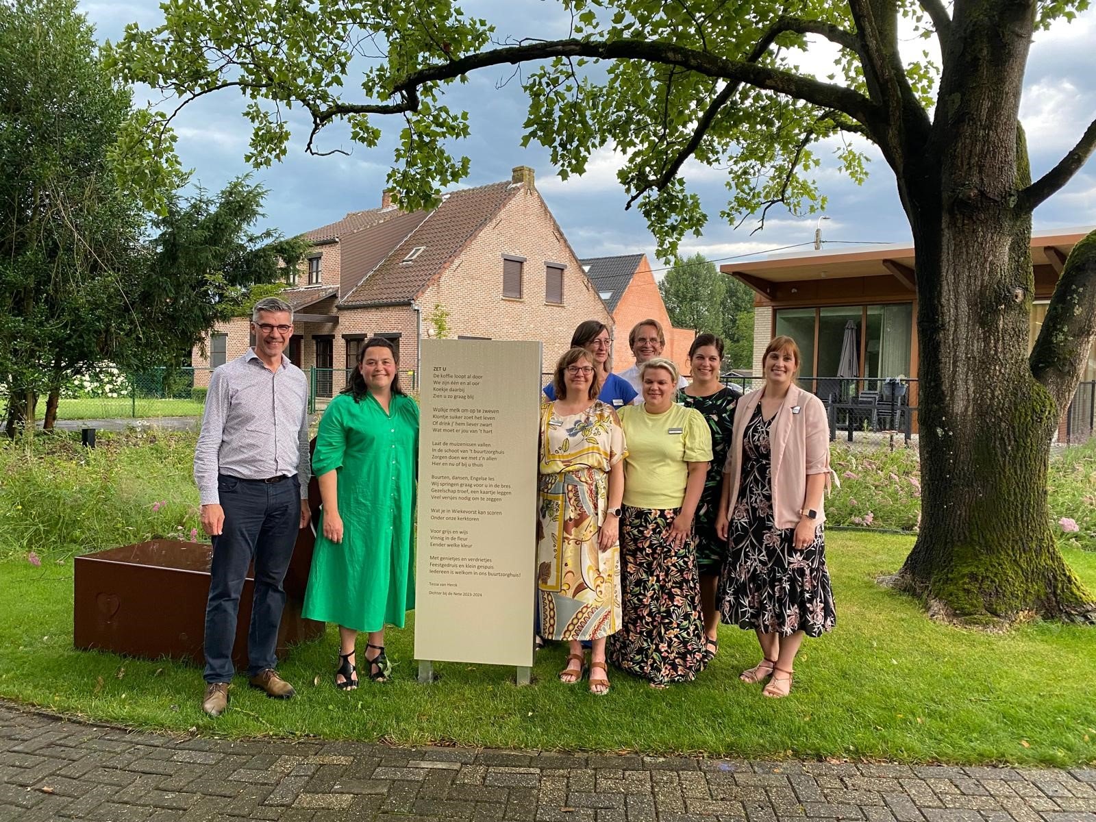Buurtzorghuis bestaat één jaar en wordt gevierd met onthulling gedicht en receptie