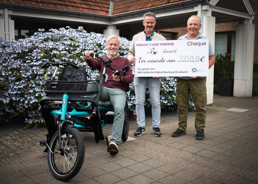 ’t Loze Vissertje schenkt cheque voor nieuwe duofiets